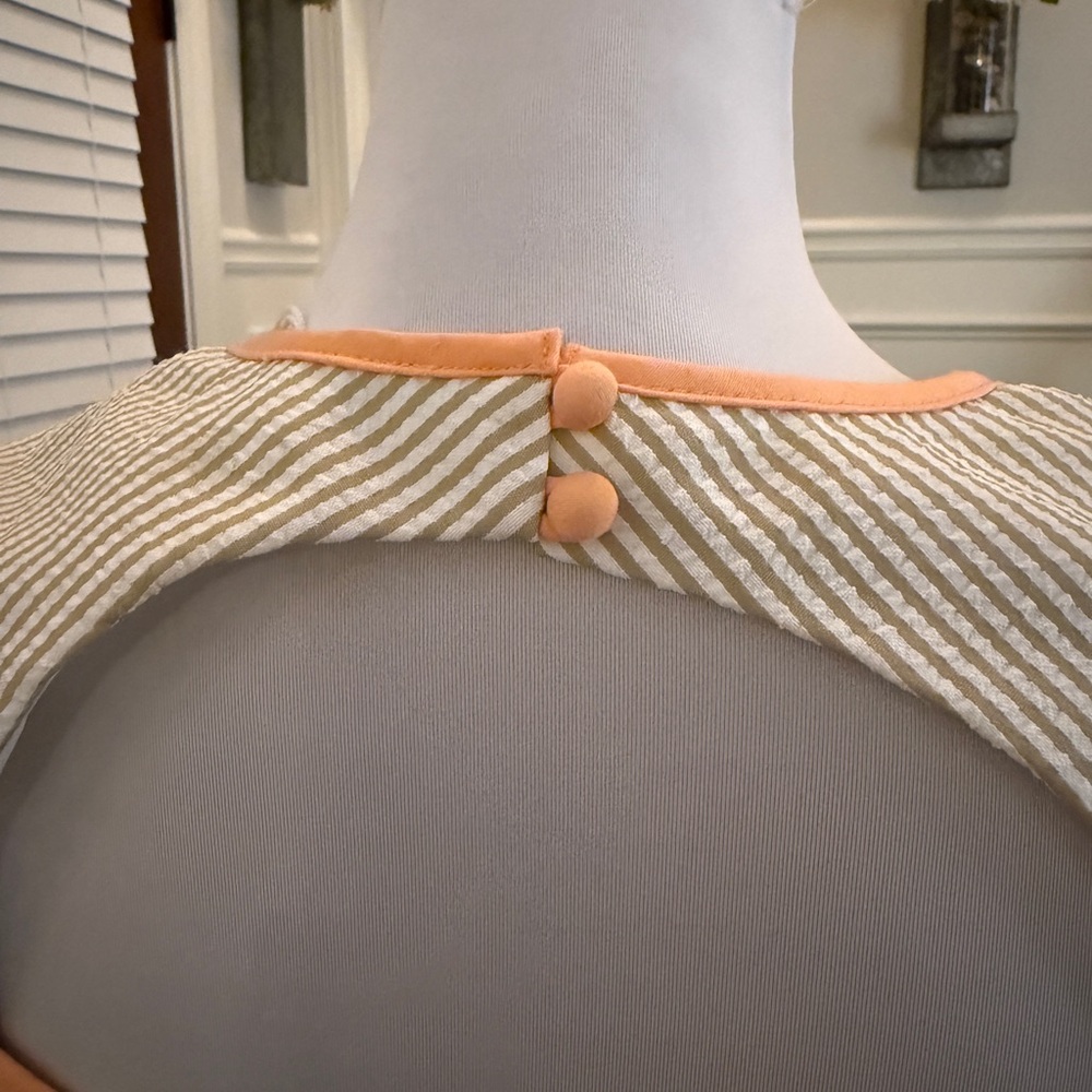 London Times NWT Seersucker Striped Dress with Peach Accents and Open Back - Picture 4 of 8